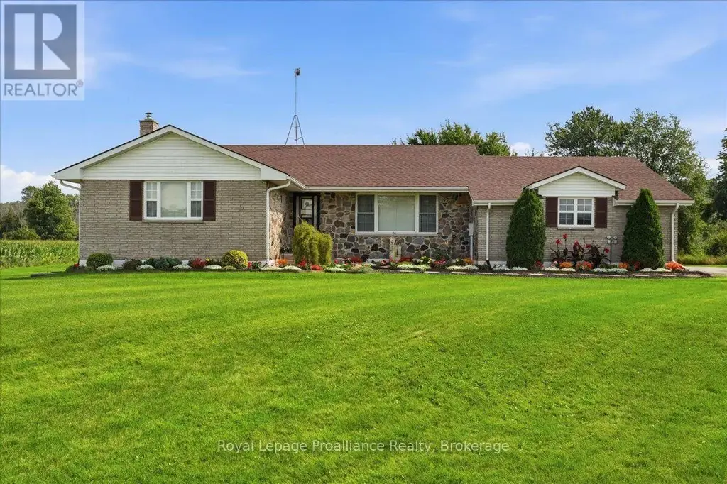 305 Valley Road, Prince Edward County (Ameliasburg Ward)