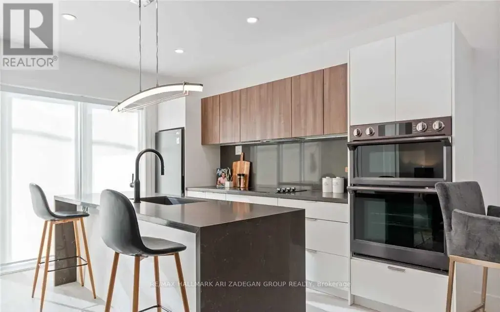 2 - 16 Minto Street, Toronto (Greenwood-Coxwell)