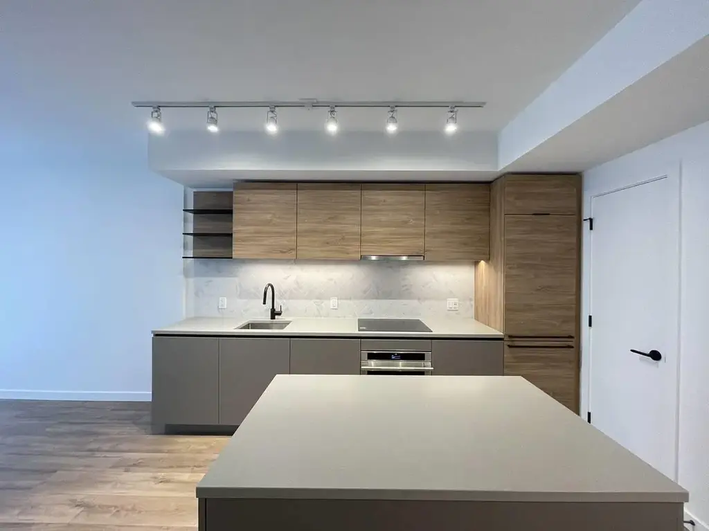 7xx 10448 University Dr, Surrey