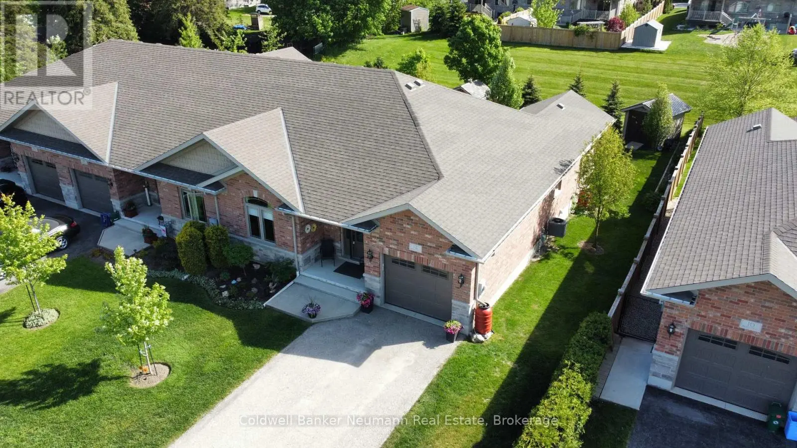 12 Brown Street S, Minto