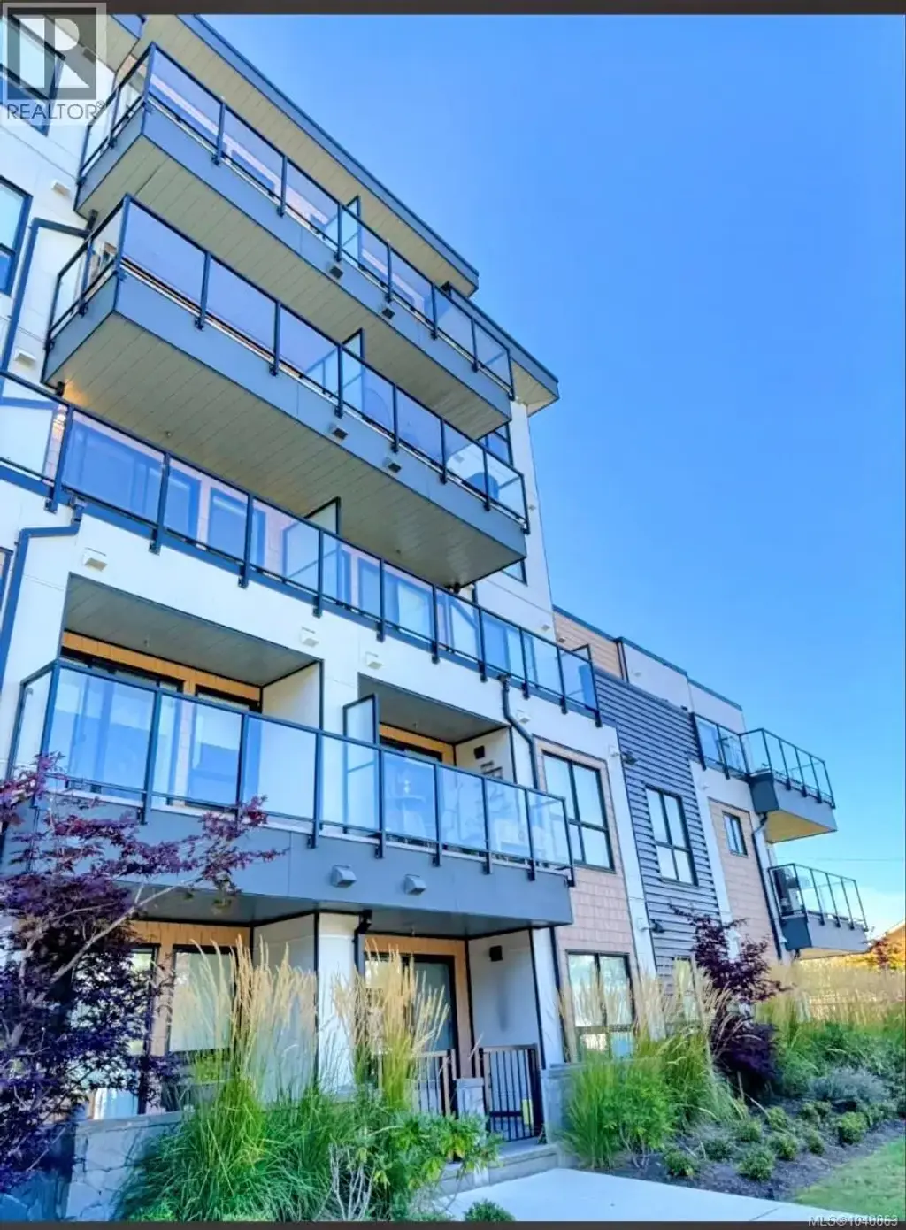 107 4030 Shelbourne St, Saanich