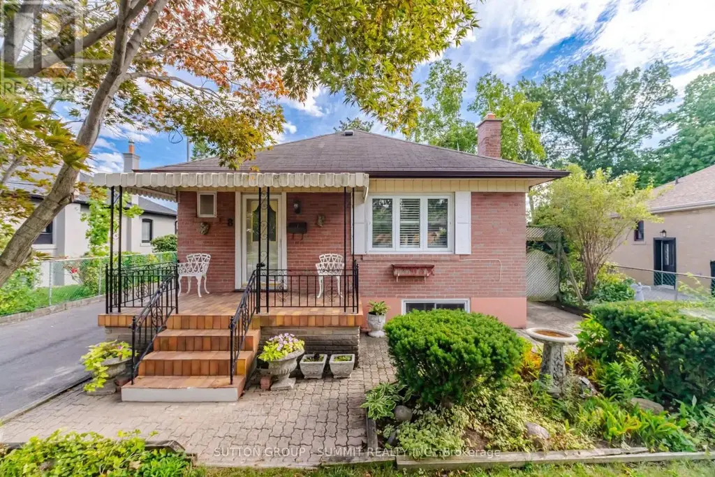 8 Woolton Crescent, Toronto (Brookhaven-Amesbury)