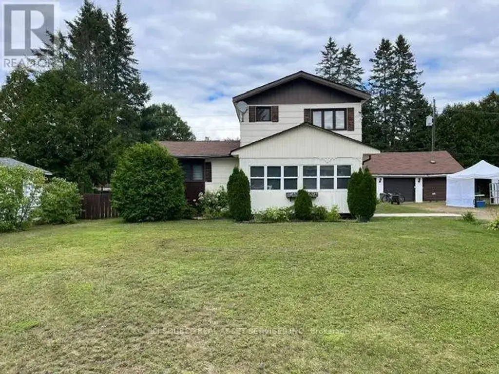 31 Church Street, Laurentian Hills