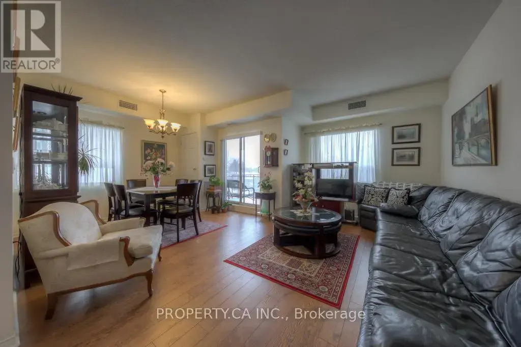 301 - 778 Sheppard Avenue W, Toronto (Bathurst Manor)