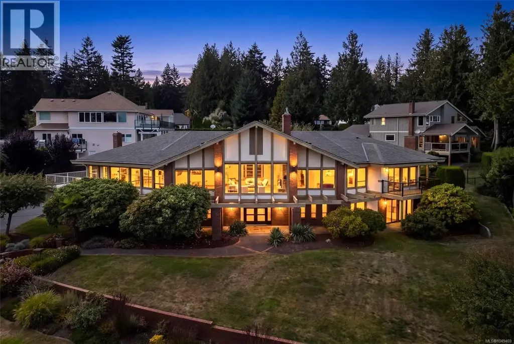 8798 Forest Park Dr, North Saanich