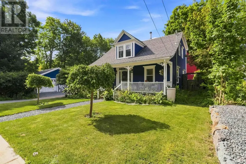 102 Pleasant Street, Mahone Bay