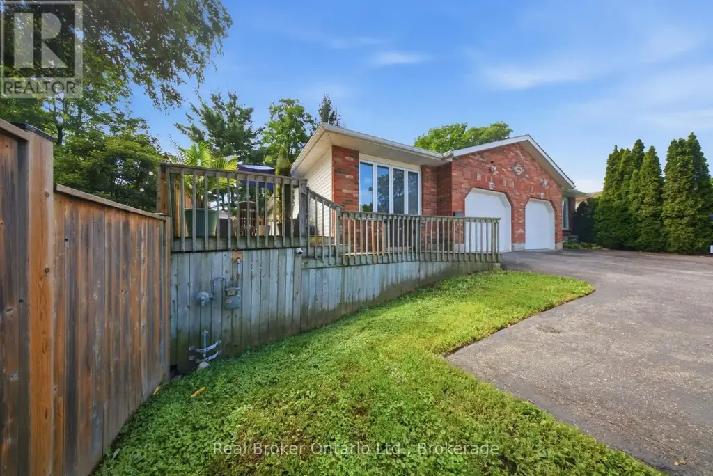 11 Dundas Street W, Brant (Paris)