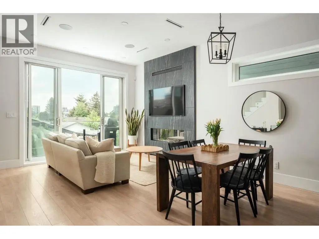 3 215 E 21st Street, North Vancouver