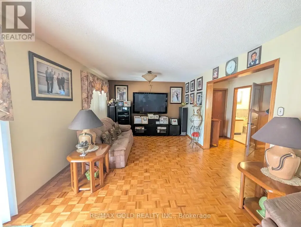 16 Cassis Drive, Toronto (West Humber-Clairville)
