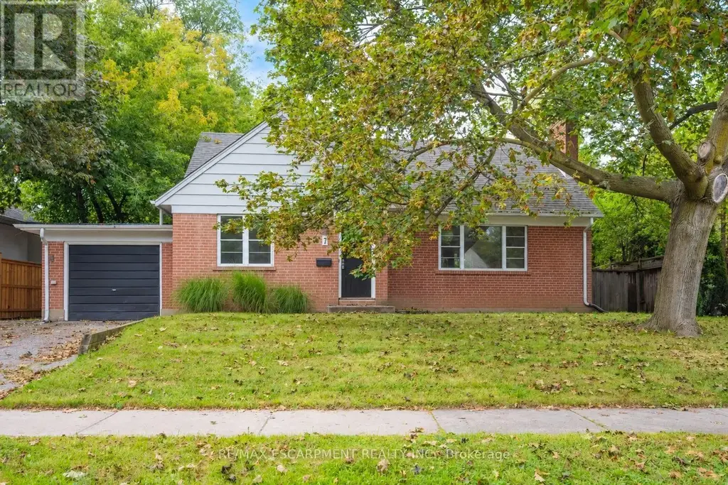 7 Washington Avenue, Oakville (CO Central)