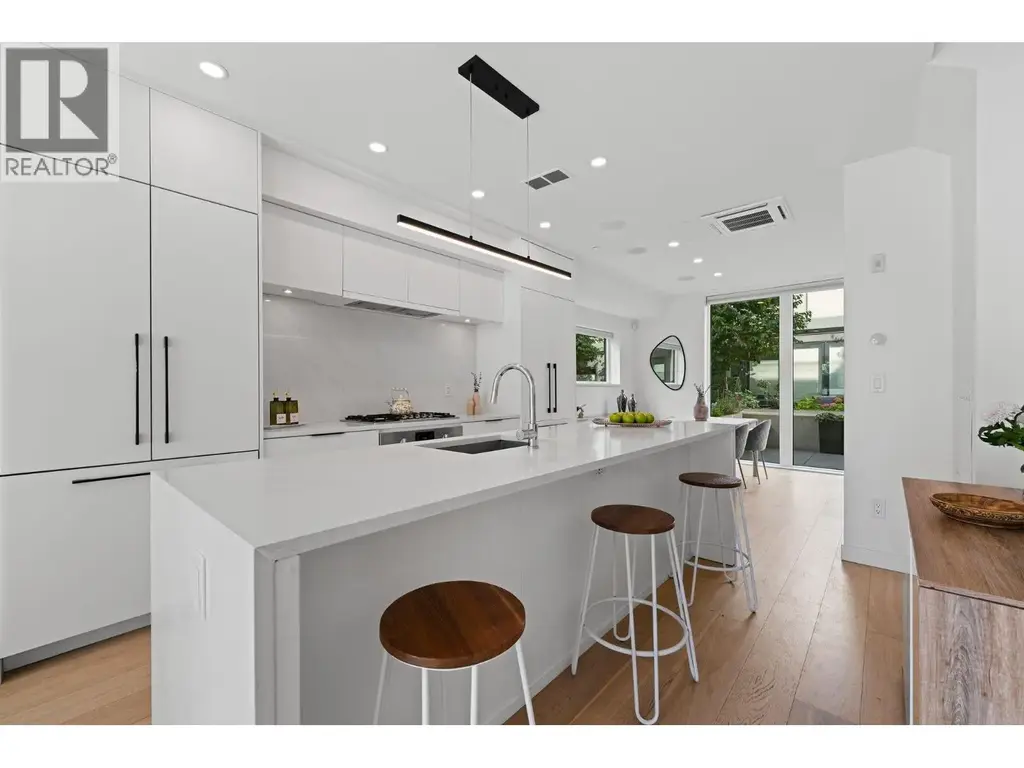 125 649 E 3rd Street, North Vancouver