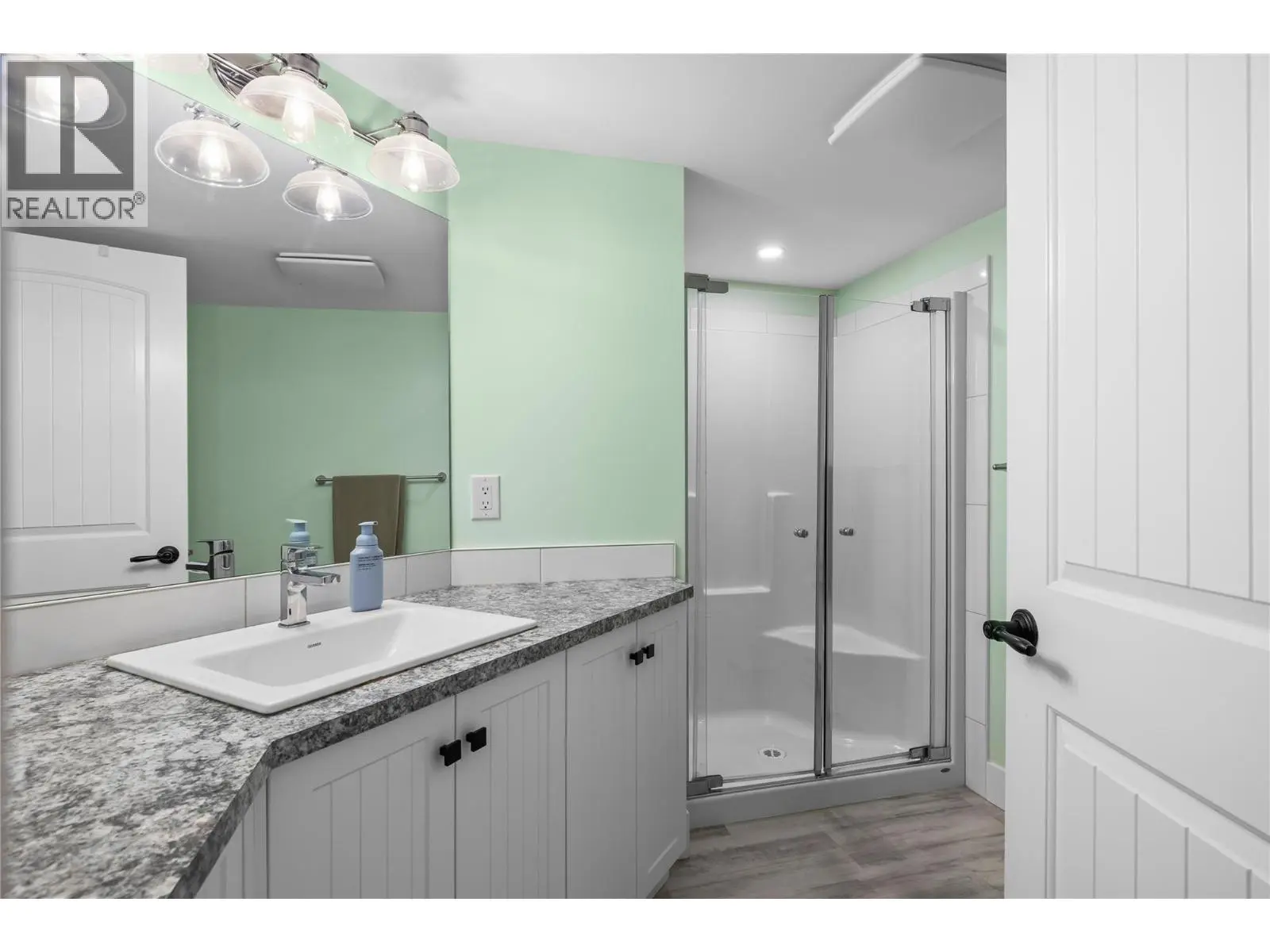 2180 Sunview Drive. West Kelowna, British Columbia