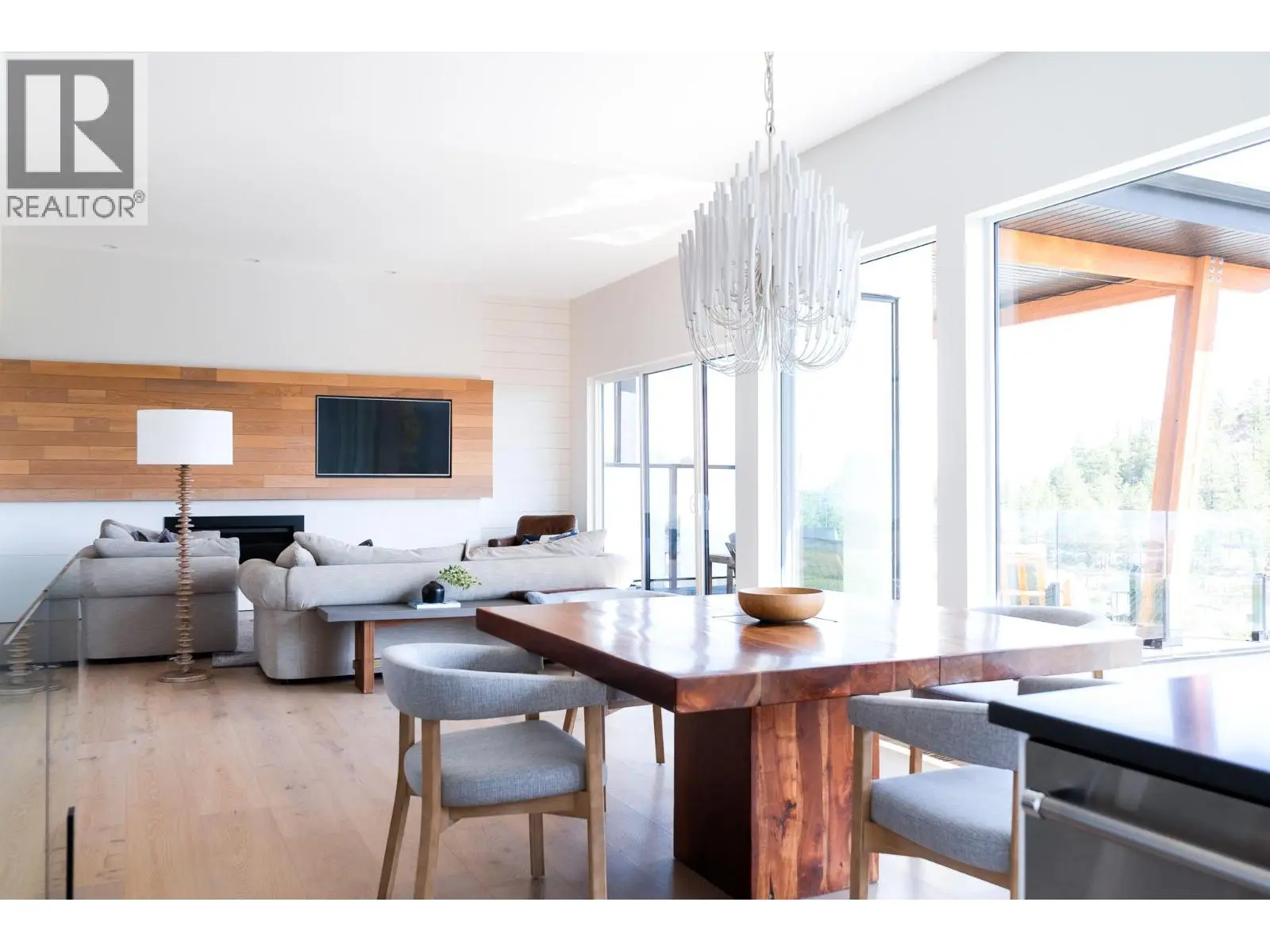 2559 Crown Crest Drive. West Kelowna, British Columbia