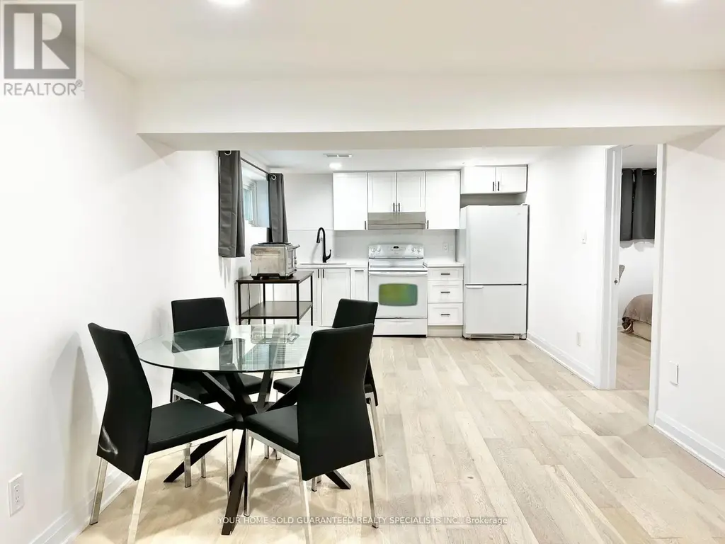 Room 2 - 2 Pannahill Road, Toronto (Bathurst Manor)