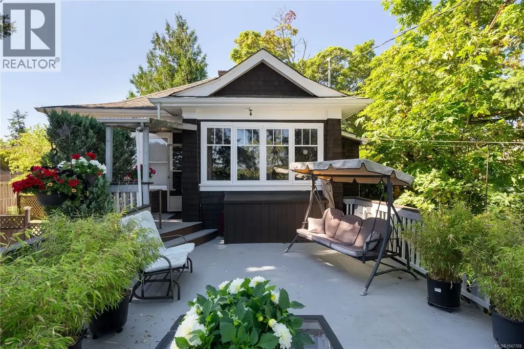 3870 Rowland Ave, Saanich