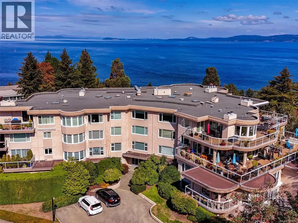 3105 2829 Arbutus Rd, Saanich