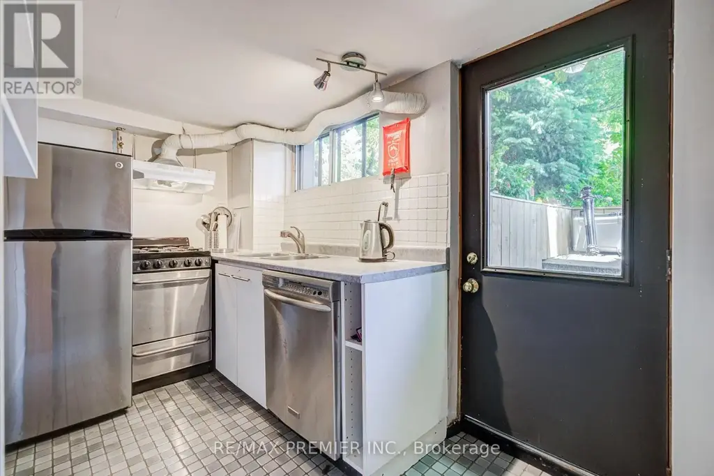 1 - 224 Lippincott Street, Toronto (University)