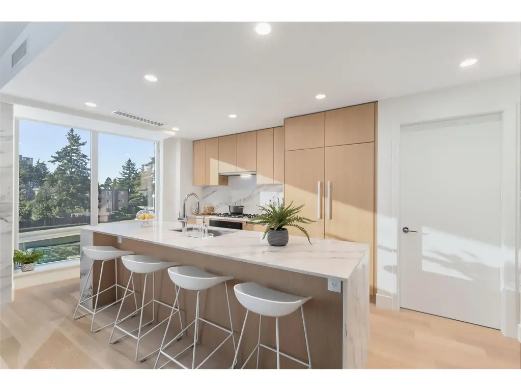 201 1475 Foster Street, Surrey
