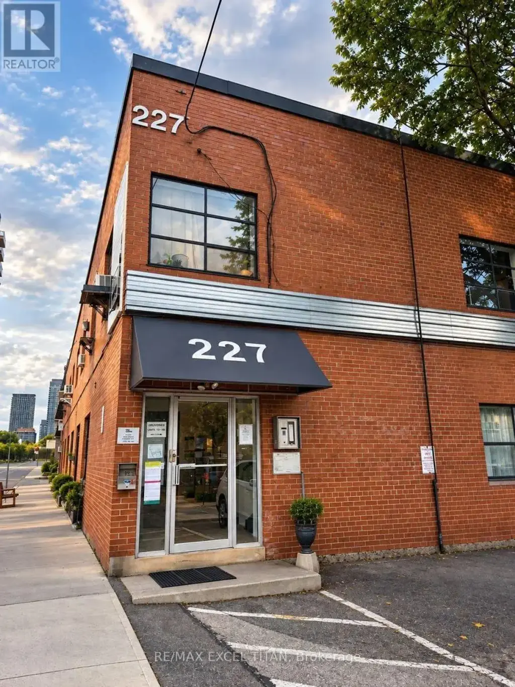202 - 227 Sterling Road E, Toronto (Dufferin Grove)