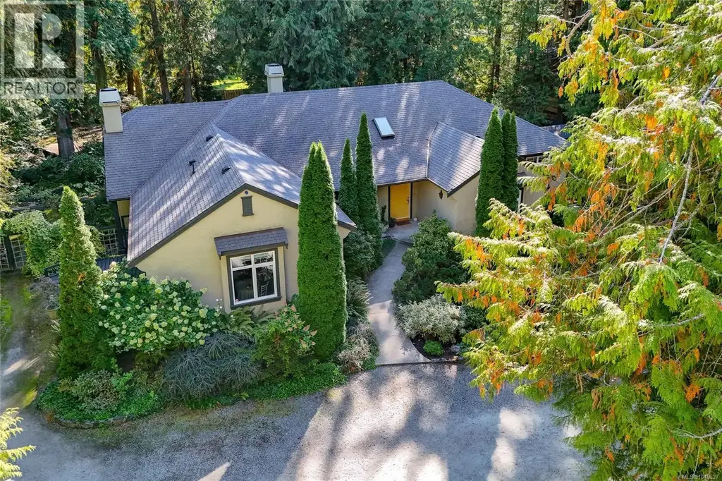 671 Dalkeith Ave, North Saanich