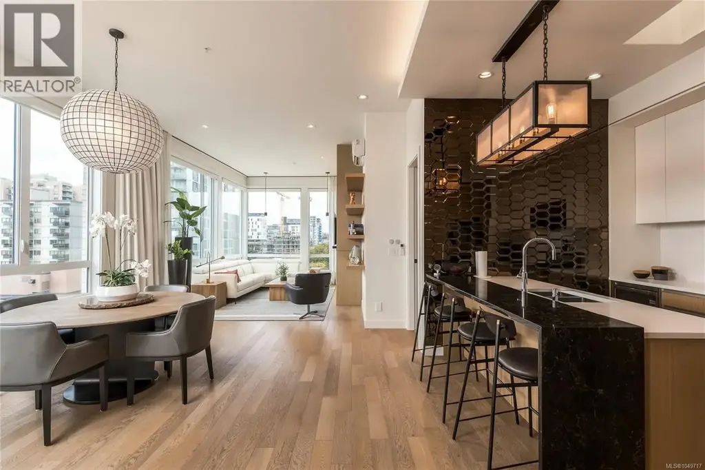 Ph3 1033 Cook St, Victoria