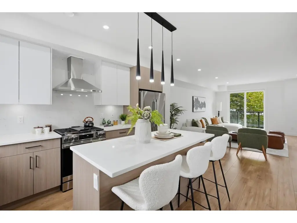 2 5629 King George Boulevard, Surrey