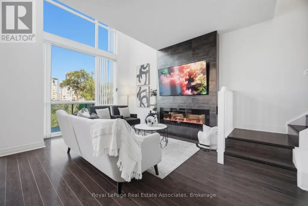 305 - 220 Burnhamthorpe Road W, Mississauga (City Centre)