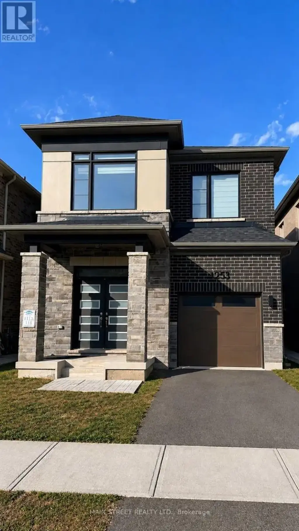 1253 Muskoka Heights, Milton (BW Bowes)