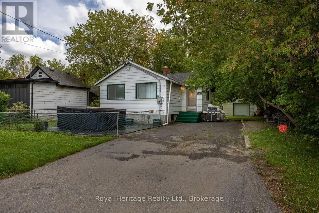 207 Valencia Road, Oshawa (Lakeview)