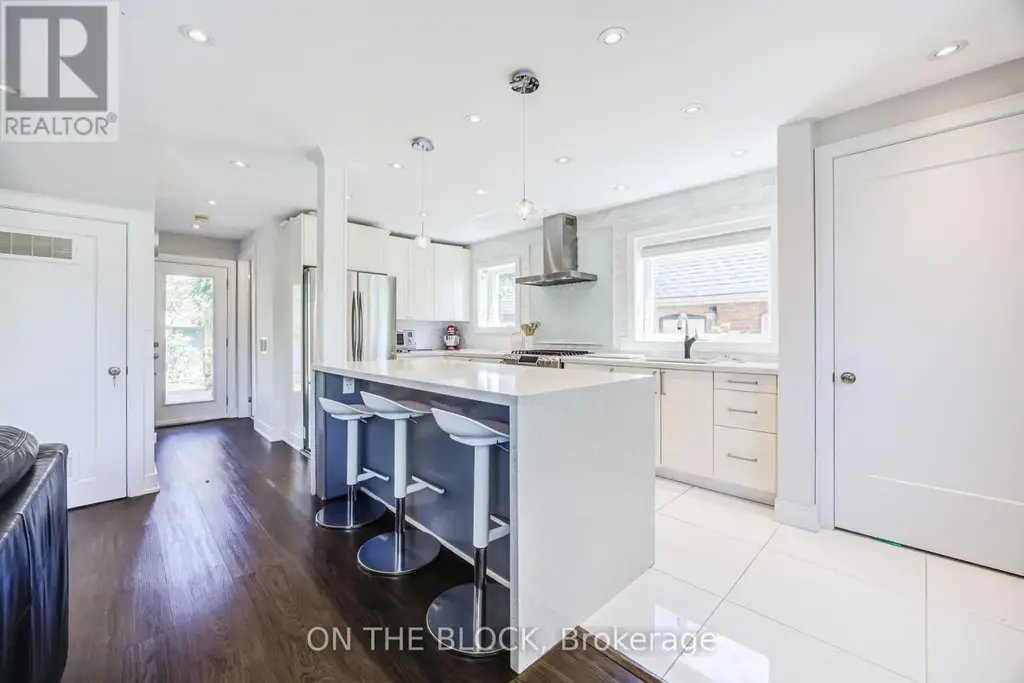 122 Allenby Avenue, Toronto (Elms-Old Rexdale)