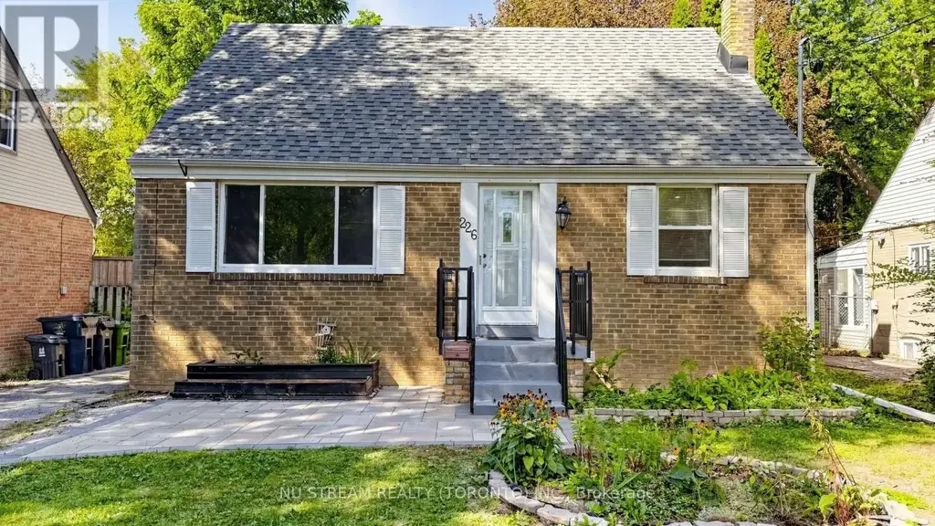 226 Oakridge Drive, Toronto (Cliffcrest)