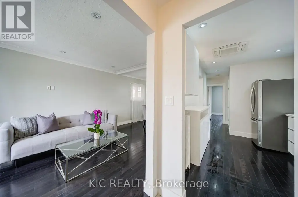 35 Montcalm Avenue Nw, Toronto (Briar Hill-Belgravia)