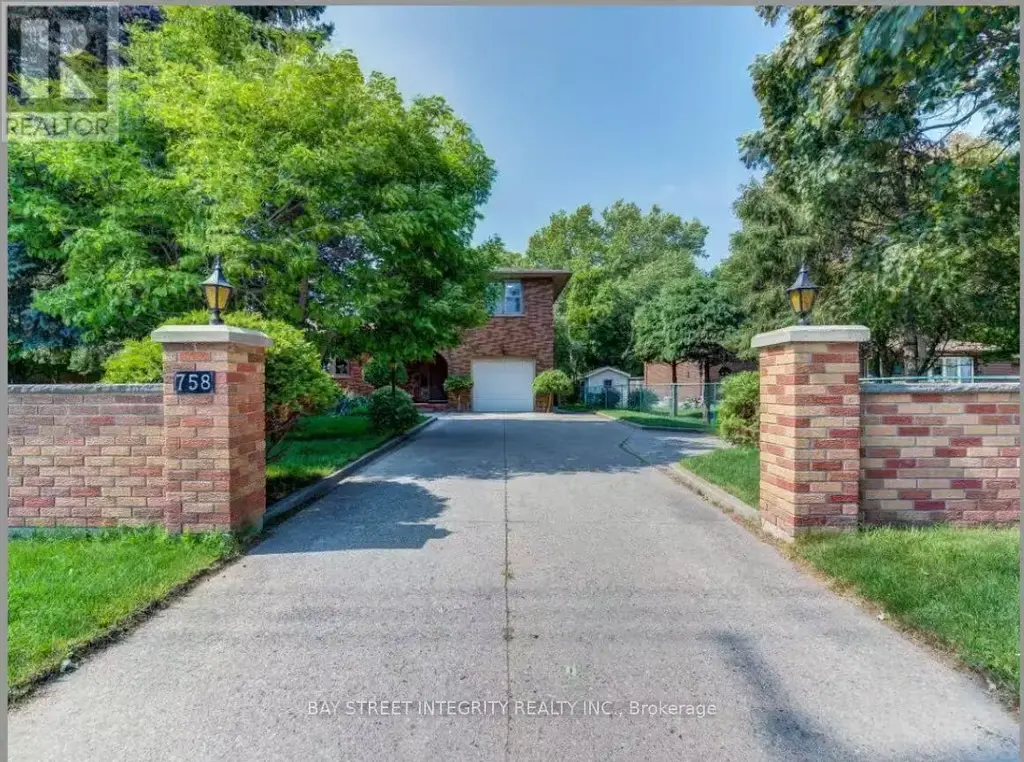 Upper 758 Bradley Avenue, London South (South Y)