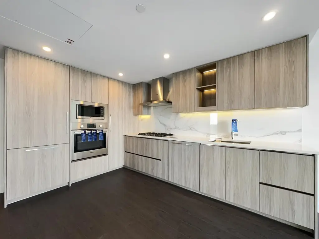 31xx 13778 100 Avenue, Surrey