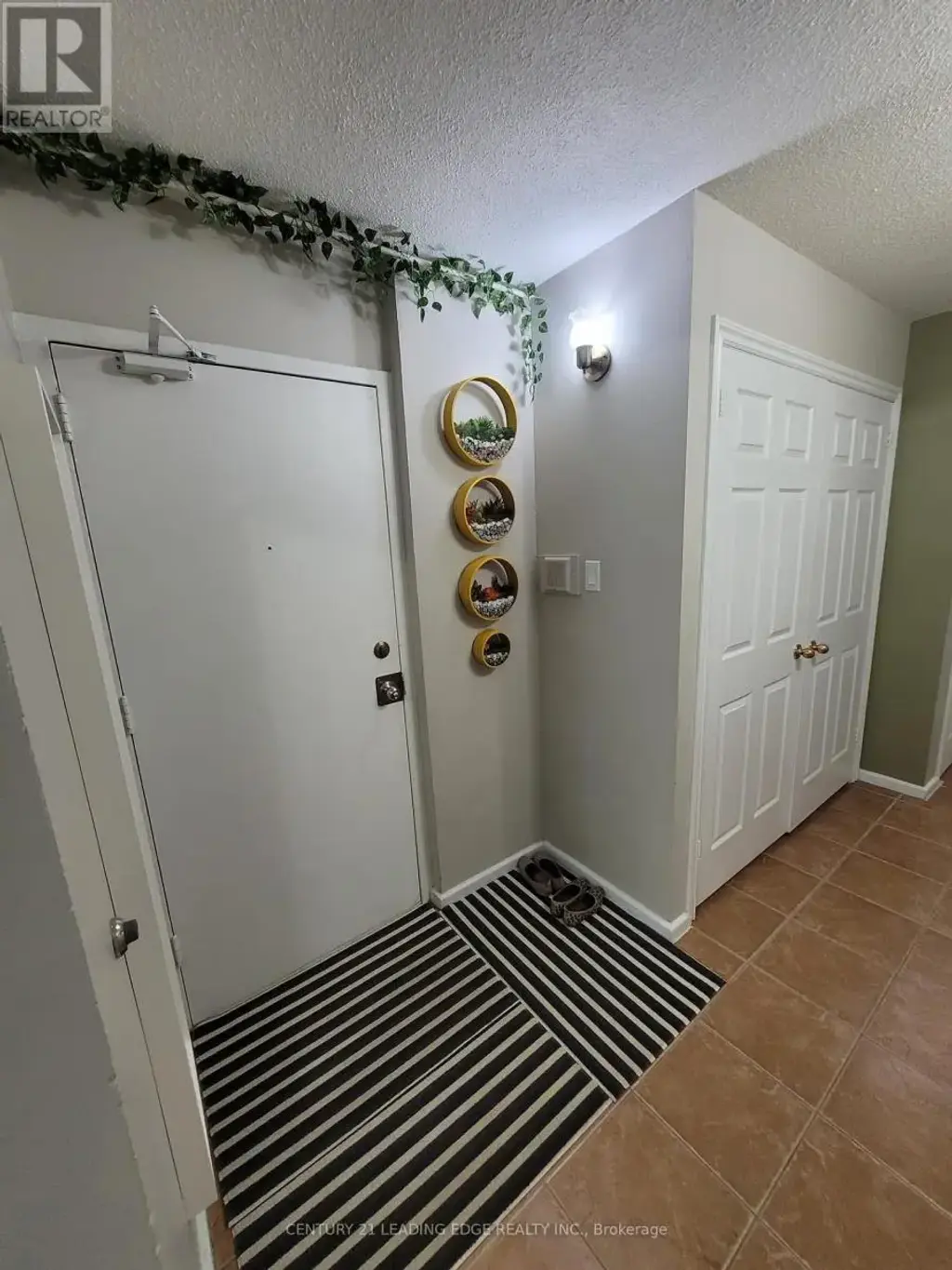 2201 - 10 Sunny Glenway, Toronto (Flemingdon Park)