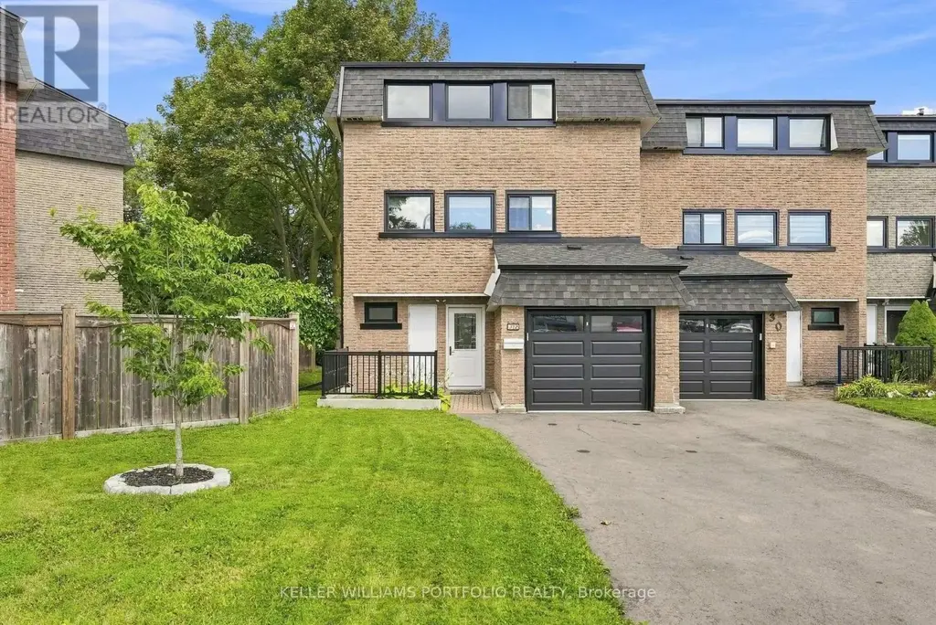 32 Henderson Drive, Aurora (Aurora Highlands)
