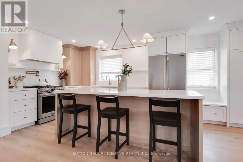 16 Robindale Avenue, Toronto (Alderwood)