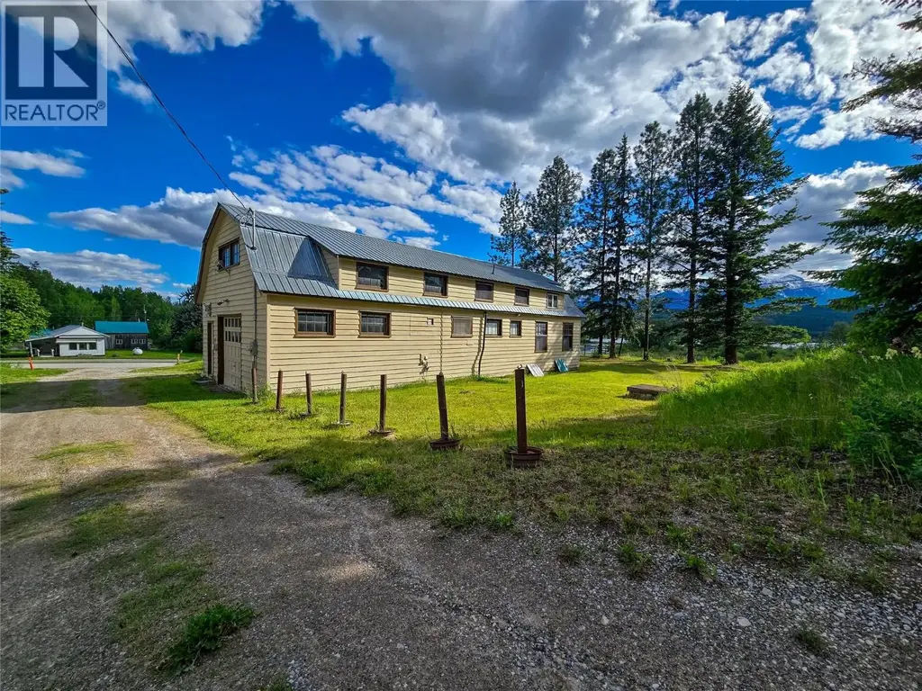 970 95 Highway, Spillimacheen