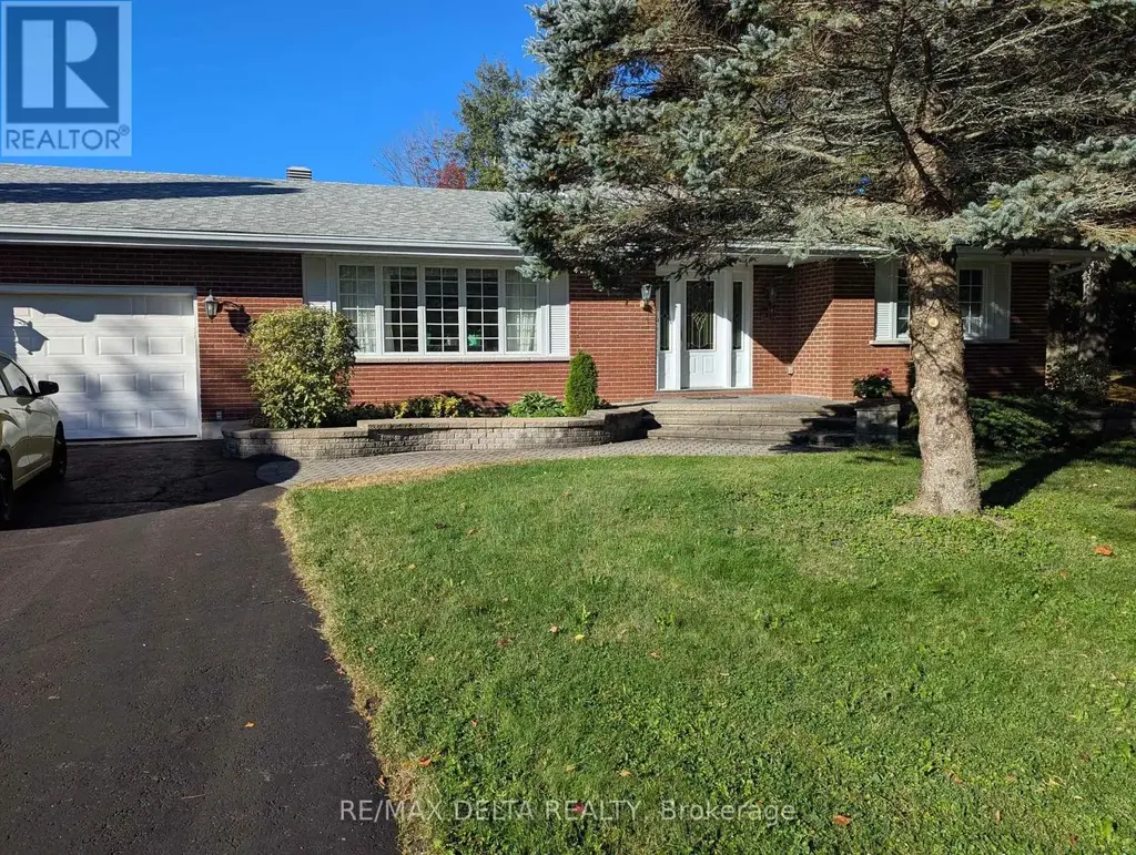 77 Front Road W, Champlain
