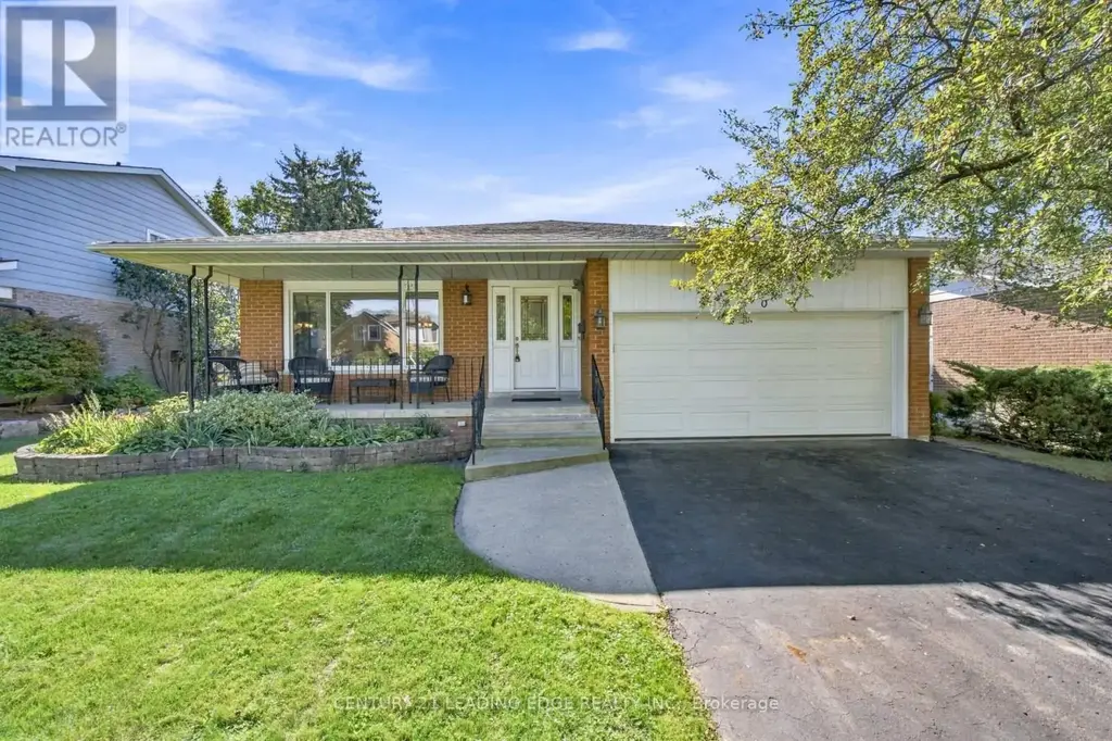 90 Pringle Avenue, Markham (Markham Village)