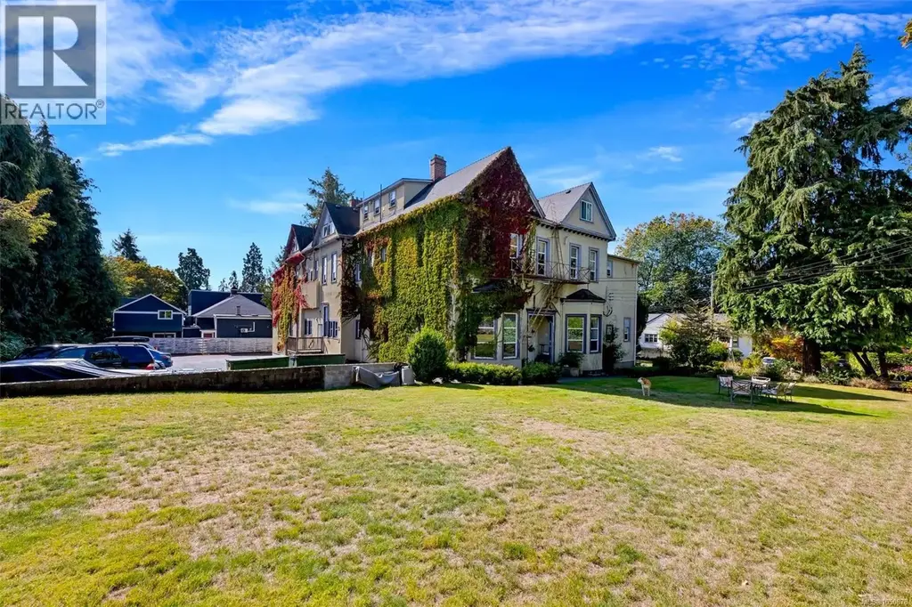 1249 Rockland Ave, Victoria