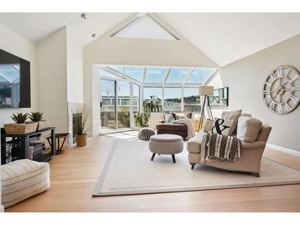 1107 Elm Street, White Rock