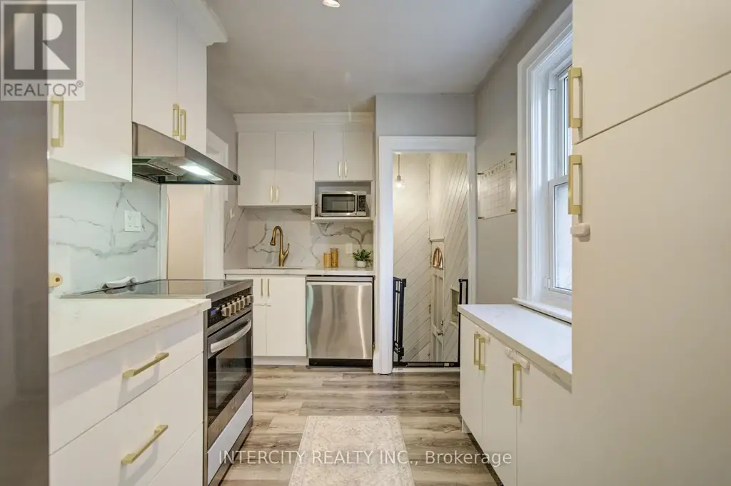 256 Blantyre Avenue, Toronto (Birchcliffe-Cliffside)