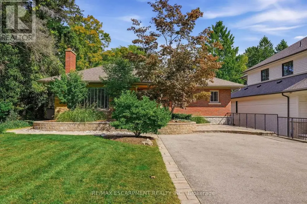 Main - 707 King Road, Burlington (LaSalle)