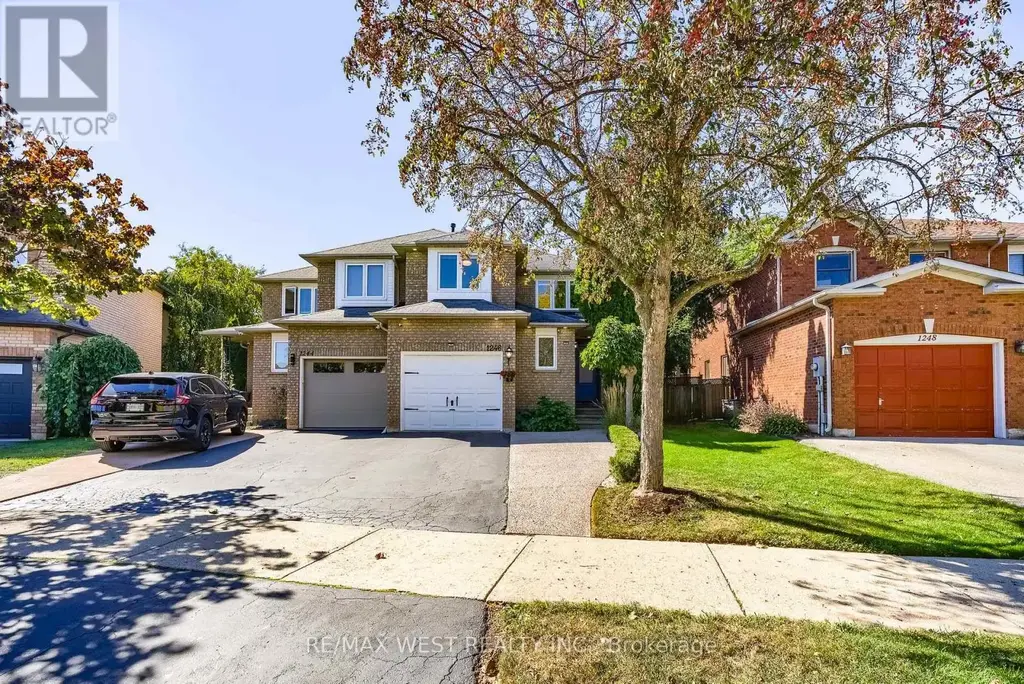 1246 Old Oak Drive, Oakville (WT West Oak Trails)