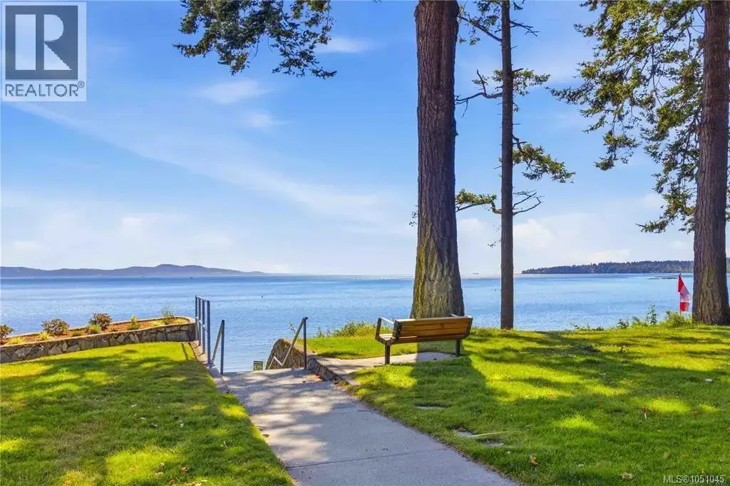 302 990 Doumac Ave, Saanich
