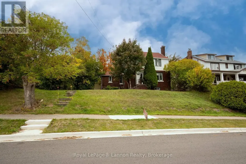 82 College Street W, Thunder Bay (College Heights)