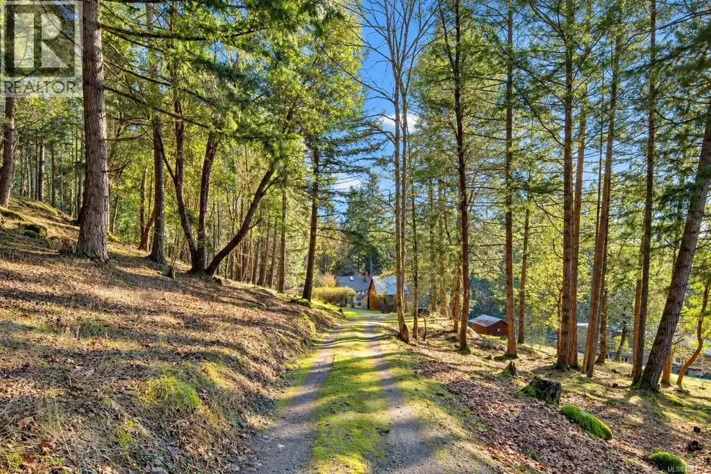 1183 Hillgrove Rd, North Saanich