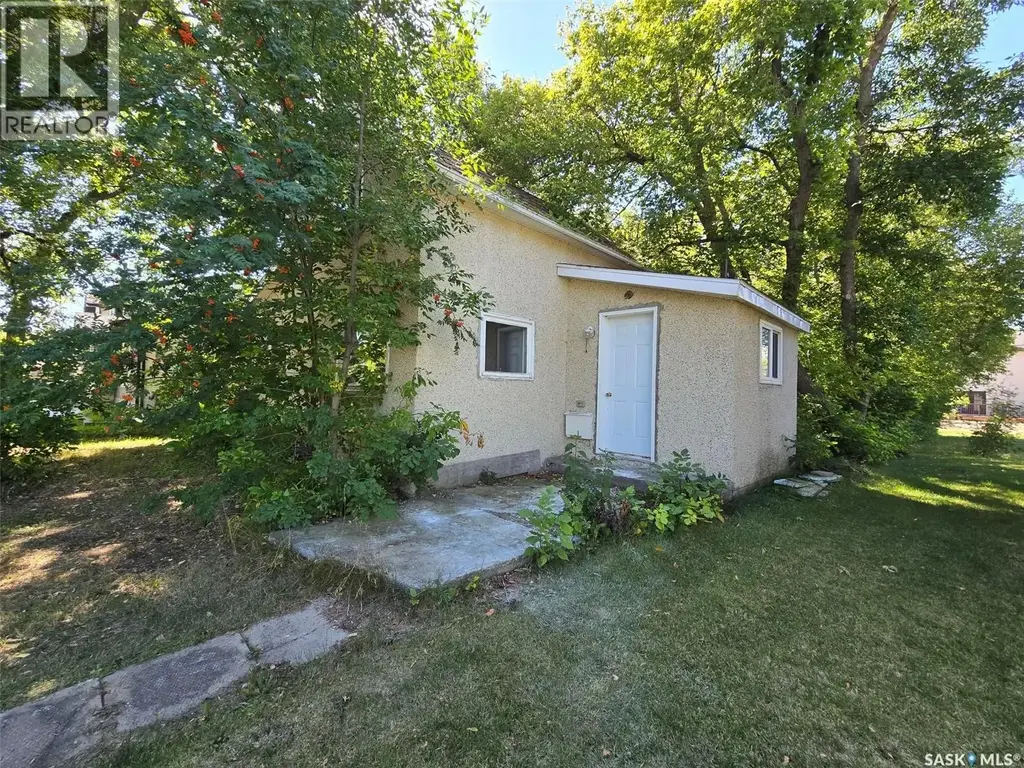 222 1st Avenue W, Montmartre