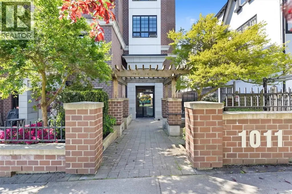 105 1011 Burdett Ave, Victoria